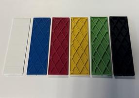 Uzgalis Okko, 3 x 10 cm, daudzkrāsaina