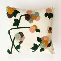 Dekoratyvinė pagalvėlė Mioli Decor Dahlia, įvairių spalvų, 43 cm x 43 cm