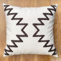 Dekoratyvinė pagalvėlė Mioli Decor Ethnic, ruda sp./balta sp., 43 cm x 43 cm, 2 vnt.