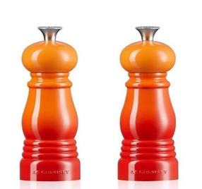 Sāls un piparu dzirnaviņas Le Creuset, oranža krās., 2 gab.
