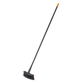 Дворовая щетка Fiskars 1025921, 380 мм, 1620 мм