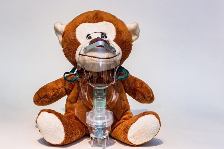 pehme pärdikumänguasjale on pandud inhalaatori mask pähe.