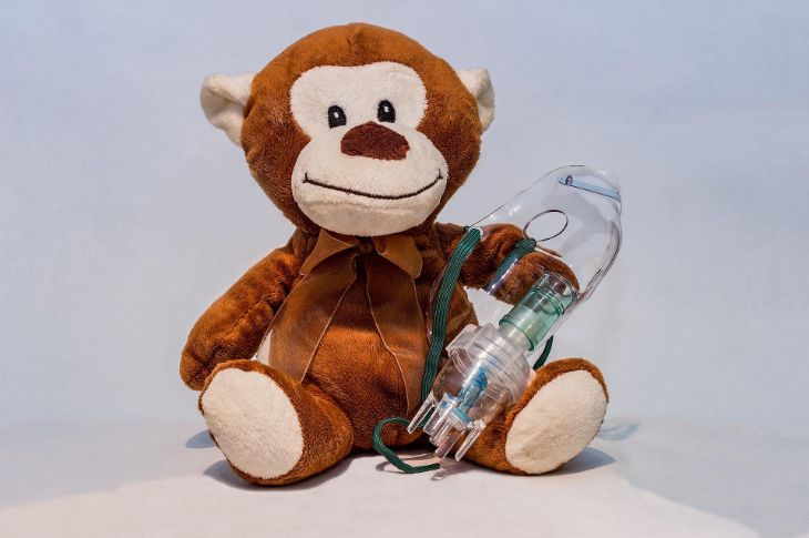 Pruun mängupärdik hoiab inhalaatori maski