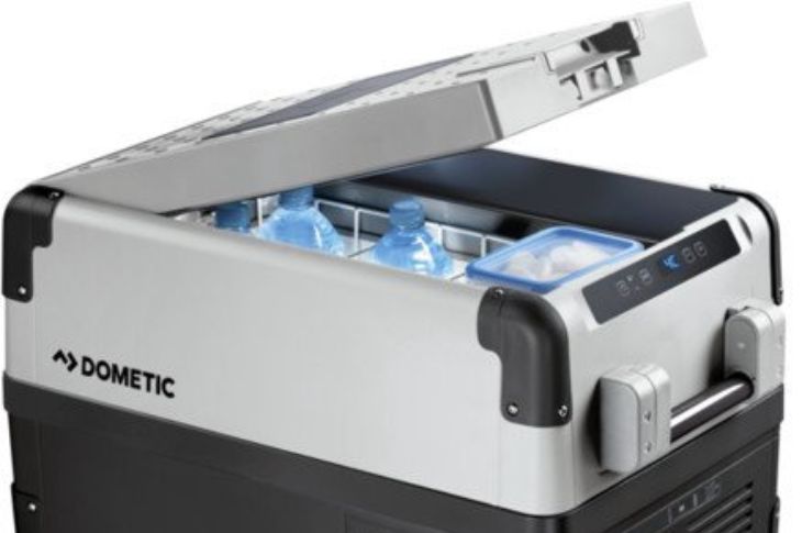 Avatud must ja halli kaanega autokülmik Dometic CoolFreeze CFX.