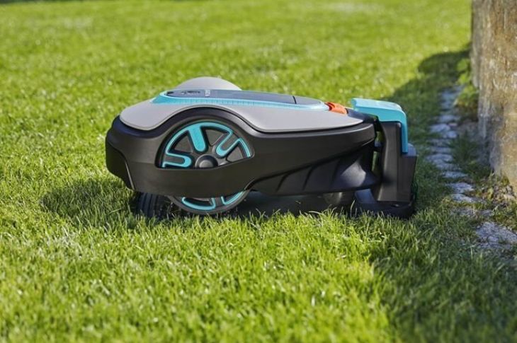 Robotniiduk Gardena Smart Sileno Life kivimüüri ääres dokis.