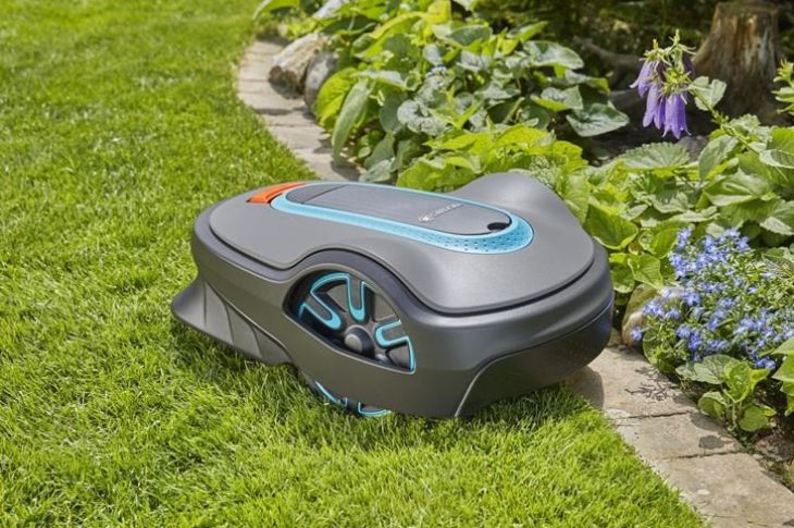 Robotniiduk Gardena Sileno Life lillepeenra ääres muru niitmas.