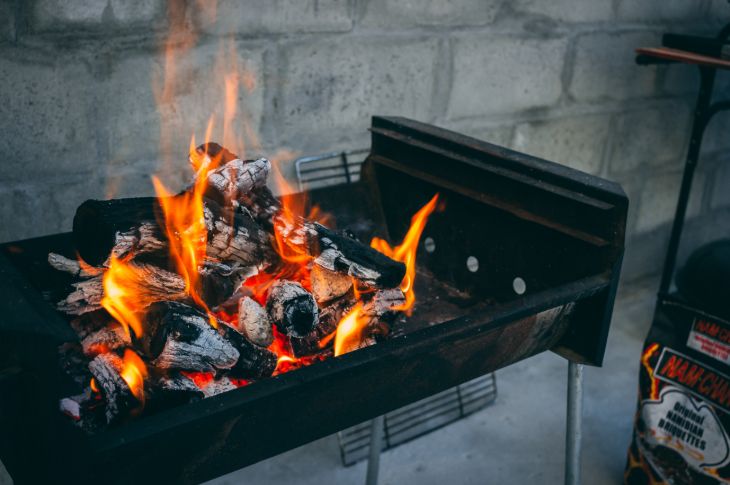 Leekides söegrill.