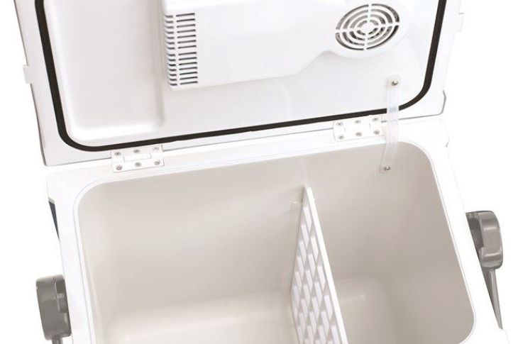 Avatud valge autokülmik Outwell EcoCool Lite.