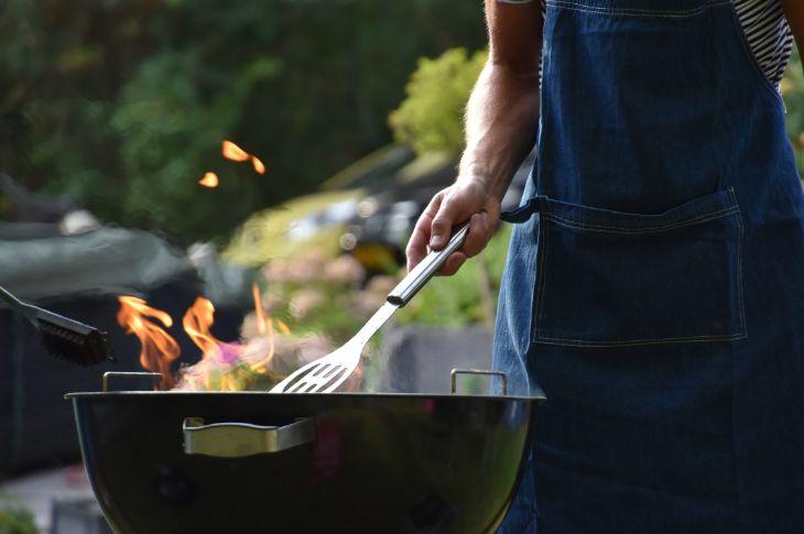 UFO grill kerge leegiga ning mees askeldab pannilabidaga grillil.