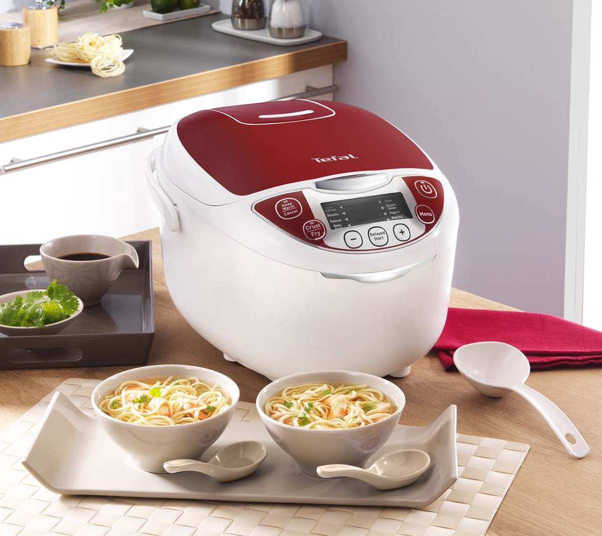 Tefal multivārāmais katls, kas stāv uz galda