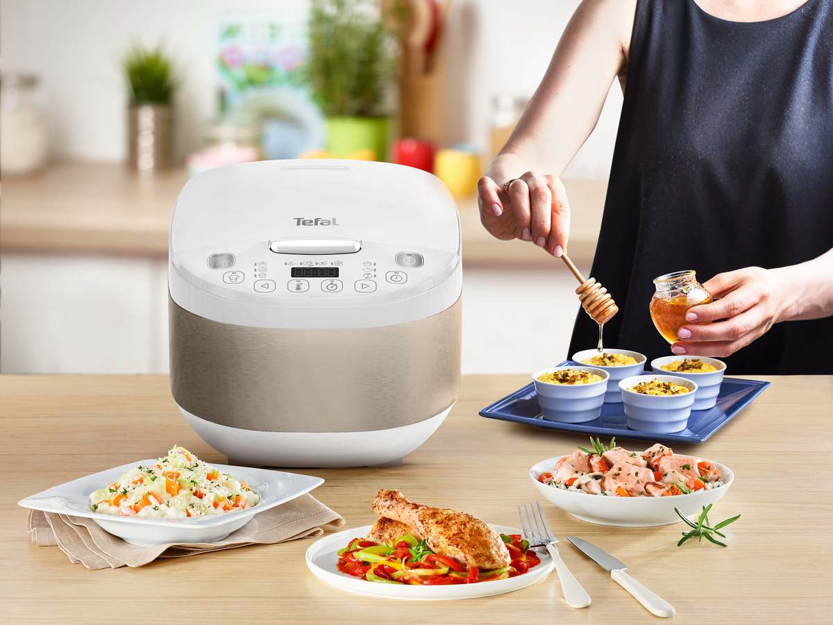 Tefal multivaramais katls, kas stāv uz galda