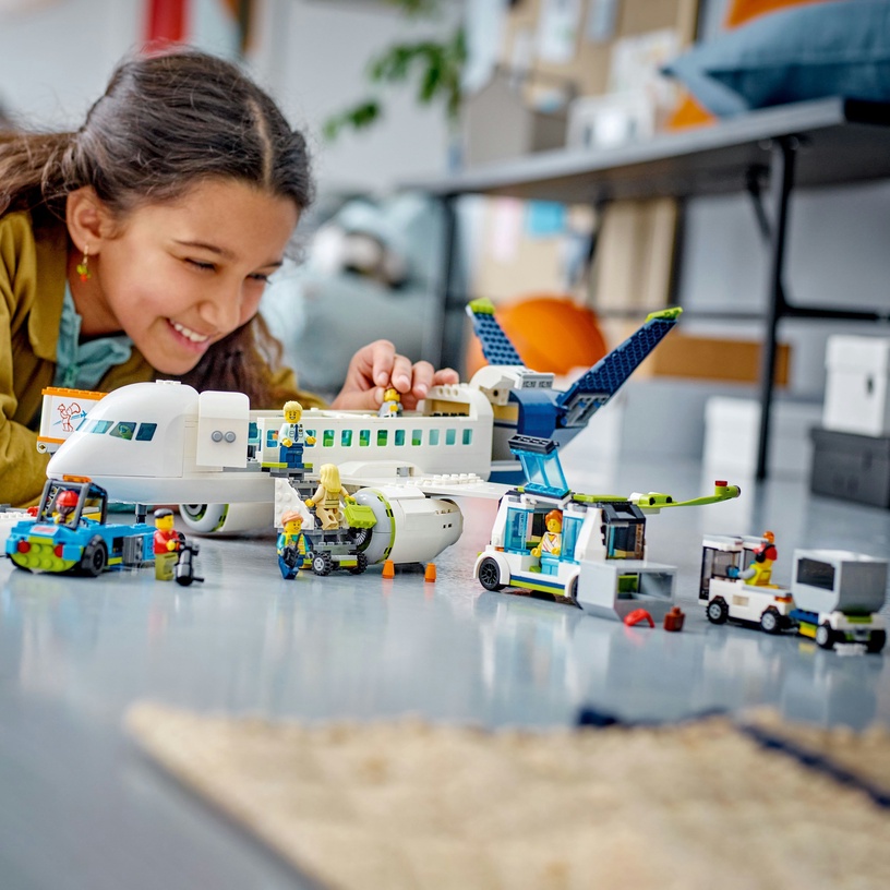 Konstruktor LEGO® City Reisilennuk 60367, 930 tk