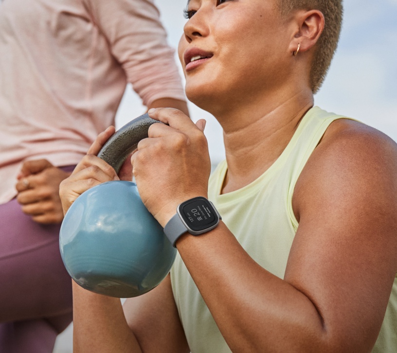 Nutikell Fitbit Versa 4 FB523SRAG, plaatina