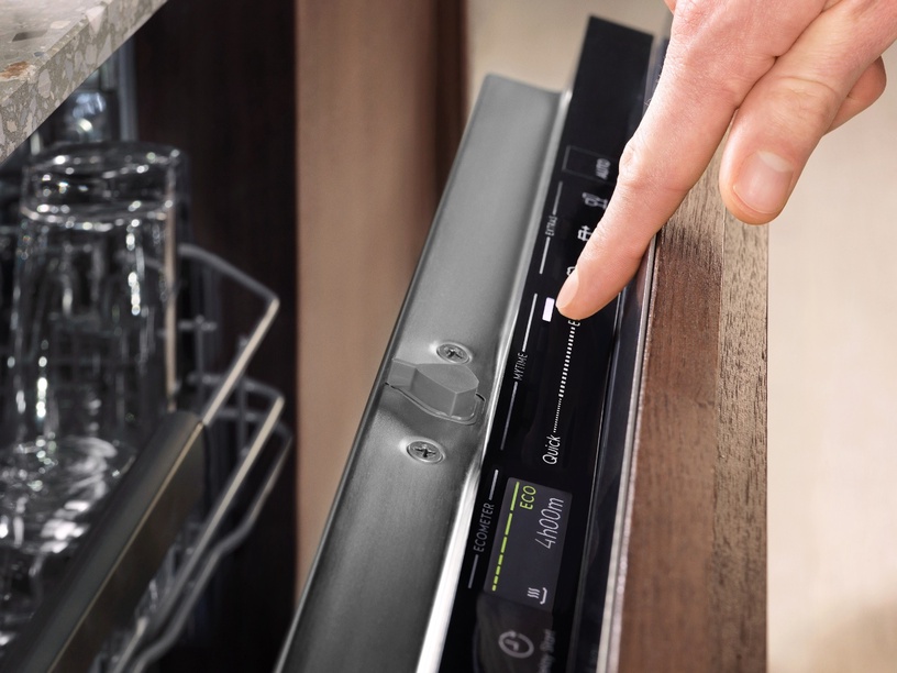 Iebūvējamā trauku mazgājamā mašīna Electrolux EEG69405L, melna