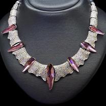Kaklarota Diamond Sky, rozā krās.