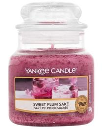 Žvakė, aromatinė Yankee Candle Sweet Plum Sake, 20 - 30 h, 104 g, violetinė sp.
