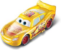 Игрушечная гоночная машина Mattel Cars Disney Color Changers Lightning McQueen GNY95, 1:55, желтый цв.
