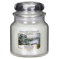 Žvakė, aromatinė Yankee Candle Twinkling Lights, 150 h, 411 g, balta sp.