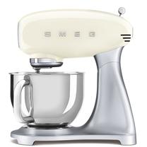 Kausiga mikser Smeg Retro SMF02CREU, hõbe v./beež v.