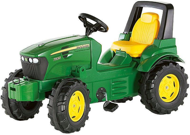 Prece ar bojātu iepakojumu. Traktors ar