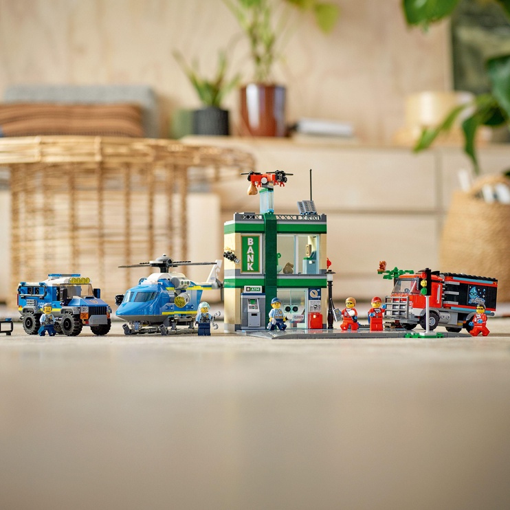 Конструктор LEGO® City Police Полицейская погоня в банке 60317 - 1a.lv Конструктор LEGO® City Police Полицейская погоня в банке 60317 - 1a.lv