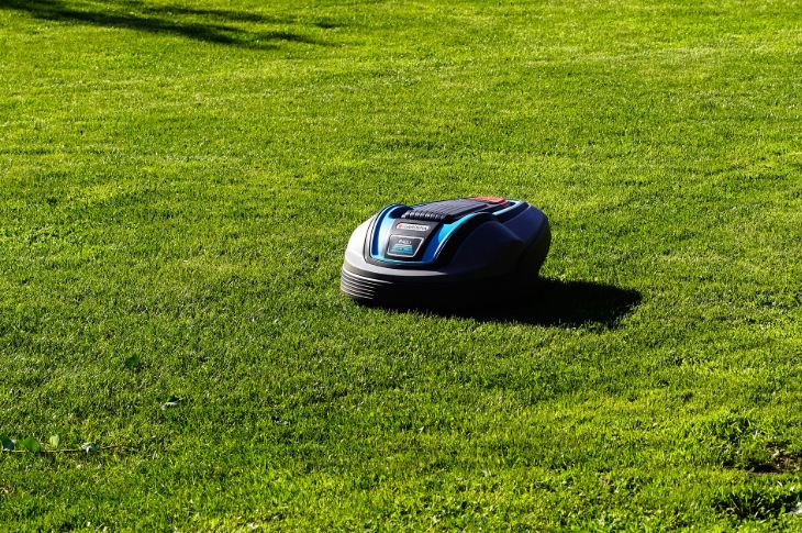 Gardena robotniiduk töös.