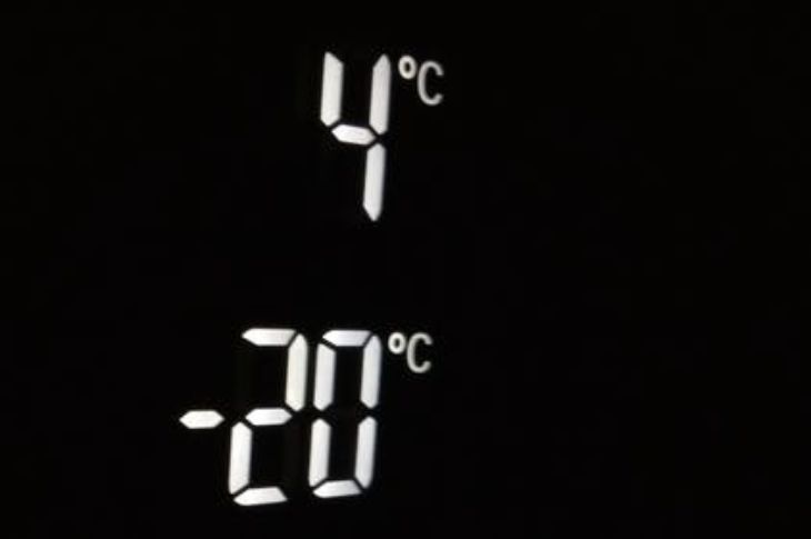 Külmiku temperatuuri ekraan, näitab nelja kraadi ja miinus kakskümmend kraadi.