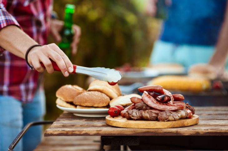 Tangidega sätitakse grillitud vorstikesi.