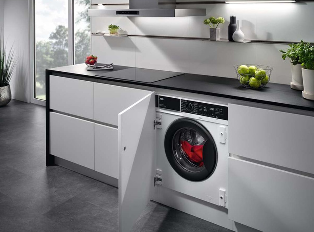 Built-in washing machine AEG 8000 series L8FBE48SCI, 8 kg, white.