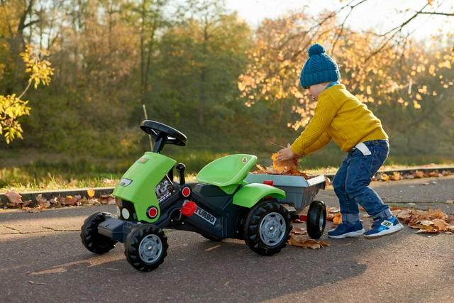 Kaip išsirinkti vaikišką pedalinį automobilį, traktorių ar paspiriamą mašinėlę?